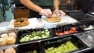 美味的烤切片三明治，上面有脆生菜、西红柿和洋葱的动态视图
