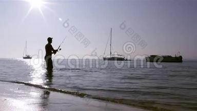在葡萄牙阿尔加维的里亚福沙湿地的<strong>渔民剪影</strong>。