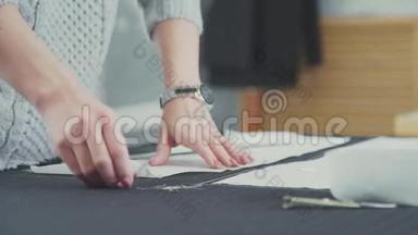 女人缝衣服。 女裁缝的双手特写。