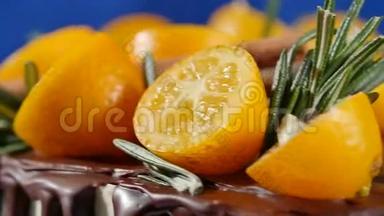 蛋糕上装饰着迷迭香、金橘和姜饼饼干。 蛋糕装饰金橘和肉桂