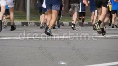 城市马拉松。 双脚的人。 城市街道上跑步的腿。 马拉松赛跑运动员的脚群