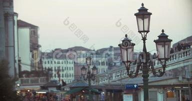 威尼斯人在桥上和街上