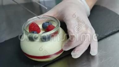 自制酸奶与<strong>蓝</strong>莓在玻璃罐。 把草莓放进酸奶里，关门。