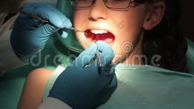 牙医对病人进行常规检查