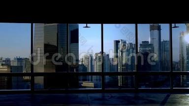 从北京的建筑窗口看现代城市建筑，<strong>阳光透过窗户</strong>。