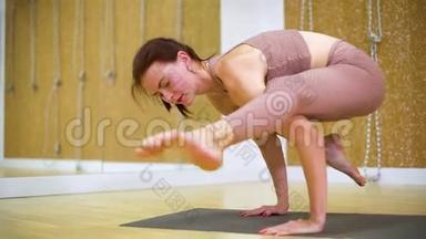 瑜伽课上练习瑜伽体式的年轻女子