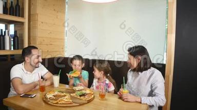 一家四口在咖啡馆里一起吃披萨