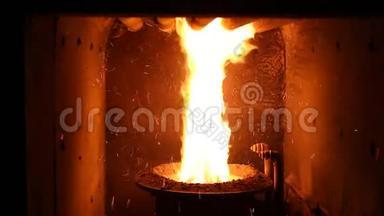 炉子里的火。 <strong>供暖</strong>系统。 固体燃料锅炉。
