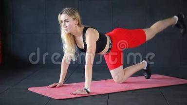 在健身房进行体形矫正训练。在健身房做健身操的年轻女子。