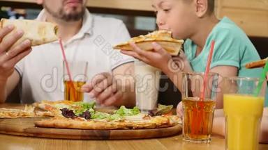 一家四口在咖啡馆里一起吃披萨