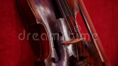 小提琴在美丽的红色背景上。