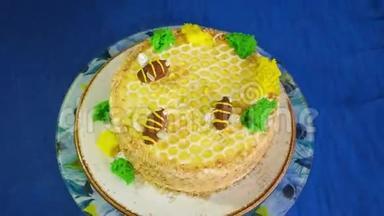 美丽的蜂蜜蛋糕用奶油蜜蜂装饰。 美丽的蜂蜜蛋糕