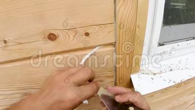 用刷子在木头建造的房子里建造建筑