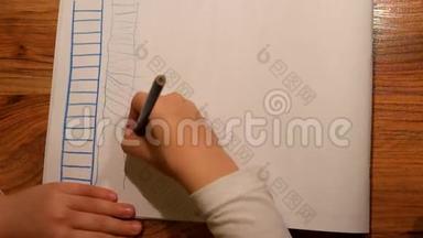 近距离观看儿童手在纸上的绘画。 用蓝色铅笔画梯子。
