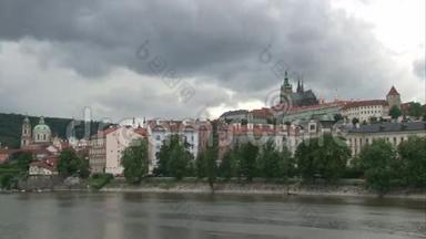 布拉格城堡和伏尔塔瓦河上空的<strong><strong>滚滚</strong></strong>云层
