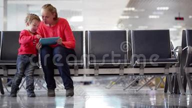 年轻的母子在机场候机楼