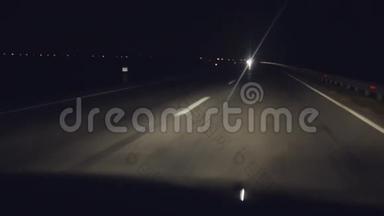 <strong>晚上开车</strong>。 夜间在公路路上移动机动车辆..