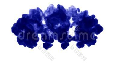 大量的孤立的蓝色墨水注入。 蓝色书写的墨水在水中混合，在缓慢的运动中拍摄。 使用墨水