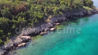 克罗地亚克里克岛海岸线上<strong>晶莹</strong>剔透的水的鸟瞰图
