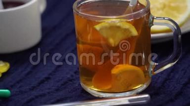柠檬、药片和温度计、果酱和浆果茶的静物。 治疗感冒的概念