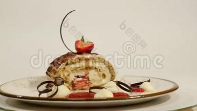 木制桌子上草莓芝士蛋糕的俯视图。 一块巧克力蛋糕，上面有草莓装饰。 一块