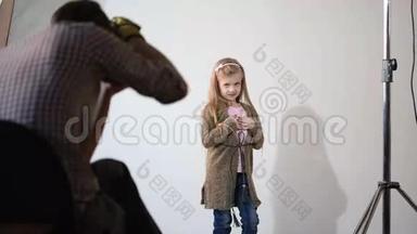 摄影师在工作室里给孩子拍照。