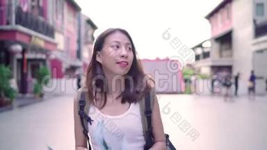 在北京唐人街旅行时，年轻的年轻亚洲背包客的方向和位置图。