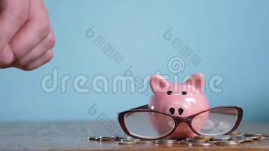 带眼镜的<strong>小猪</strong>银行会计金融家概念。 堆积如山的钱增加了钱和<strong>储蓄罐</strong>。 概念