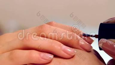 水疗沙龙涂指甲的程序.. 美容院的美容程序。 水疗修指甲程序