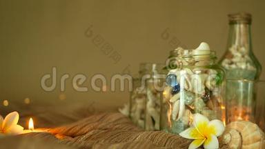 装有贝壳、珊瑚、带有蜡烛灯的海洋物品的玻璃瓶，装饰用的梅花