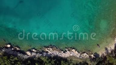 克罗地亚克里克岛海岸线上晶莹剔透的水的鸟瞰图