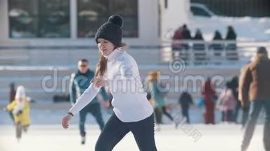 少女在户外公共冰场滑冰
