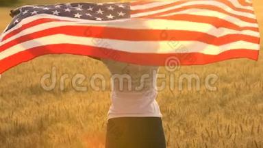 4K视频剪辑混合种族非裔美国少女女青年裹着美国的美国星条旗。