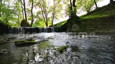 <strong>瀑布瀑布瀑布</strong>在河上的滑动镜头。 夏日<strong>风景</strong>。