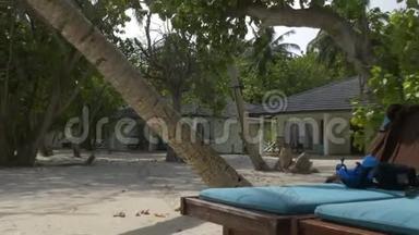 海滩别墅，别墅在一个热带岛屿。