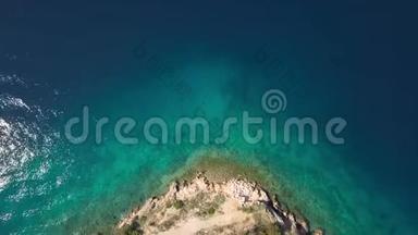 克罗地亚克里克岛海岸线上晶莹剔透的水的鸟瞰图