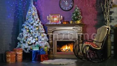 圣诞节壁炉旁的一把空摇椅。 新年背景。