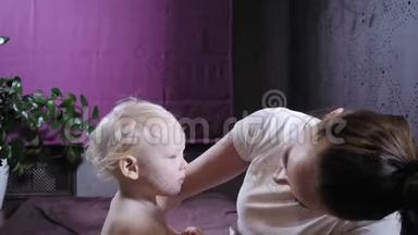 婴儿按摩。 妈妈或治疗师在家给宝宝做足底按摩.. 保健和医药理念.. 金发男孩
