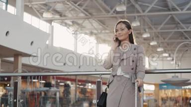 快乐的年轻女人<strong>在</strong>购物中心使用智能手机。 <strong>在机场</strong>候机楼里有智能手机的女商人自由职业者。