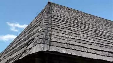 旧雪松木瓦的一角摇着房子的<strong>屋顶</strong>