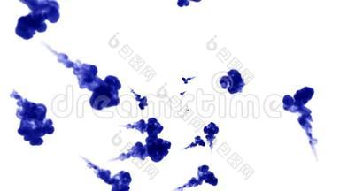 大量的孤立的蓝色墨水注入。 蓝色书写的墨水泼在水中，慢镜头。 使用墨水
