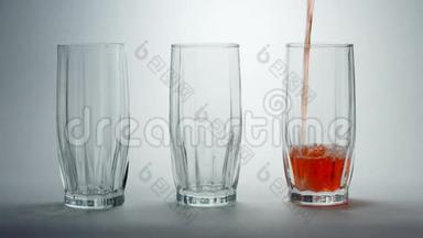 饮料倒在玻璃杯里。