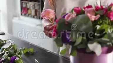 花艺女郎在花艺沙龙做花盒，特写
