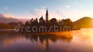 秋天的布莱德湖，斯洛文尼亚的<strong>圣玛丽教堂</strong>在小岛上的水和美<strong>丽</strong>的日落