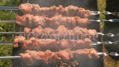 美味多汁的猪肉烤肉是在木炭烤架上的串上烤的。 特写肉片..