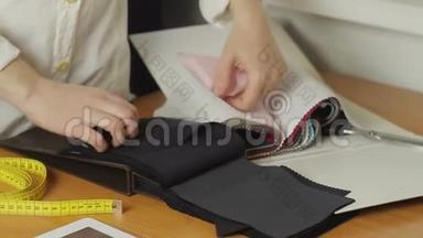 女人在特写桌上挑选组织样本