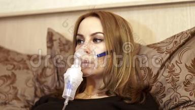 雾化面罩吸入治疗哮喘的妇女