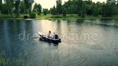 在湖上的一艘船上看到幸福的一对夫妇。