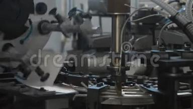 咖啡或茶用纸杯的制造工艺。 旋转机器部件。