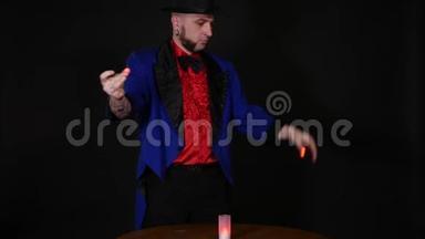 魔术师在黑色背景下表演魔术